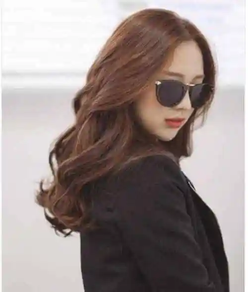 中卷发也可以加入大波浪设计,大波浪设计从头发中部开始,螺旋状的波浪