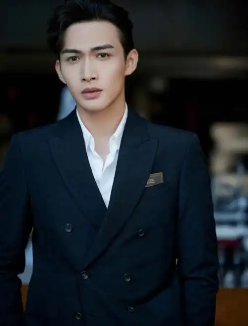 张彬彬说冷笑话辟谣已婚,与景甜的手对比喜感,头围和雷佳音一样_杨幂