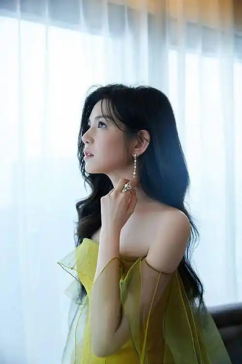 陈妍希金色薄纱袅袅如仙五官精致绝伦侧颜太惊艳