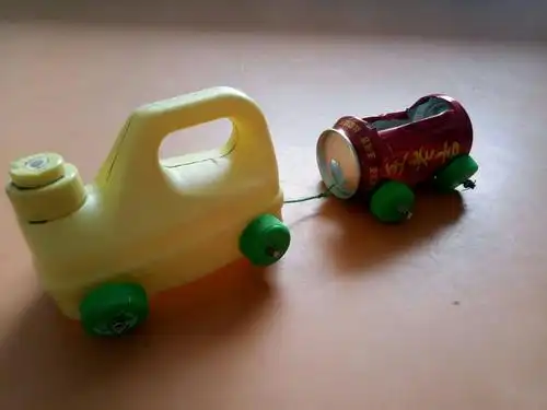 信丰县大桥镇幼儿园苗苗一班"小小废旧物 变身大改造"亲子手工制作