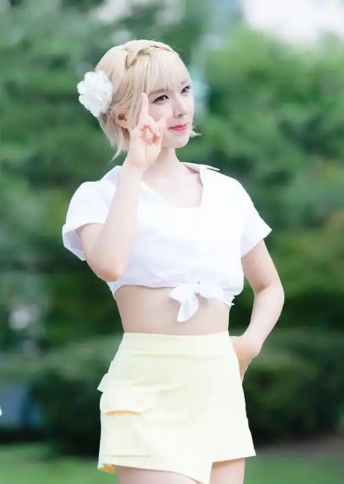 时尚精致,形象百变的实力唱将韩国美女朴草娥美图集