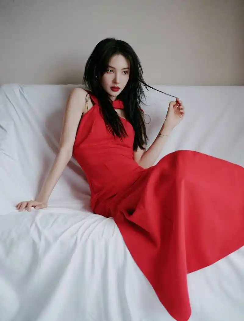 金晨穿红色长裙明媚娇美 身姿摇曳曲线妩媚#养眼美女# #九月动态激励