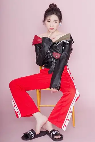 组图:金梦杨新look演绎运动风 鬼马可爱活力四射