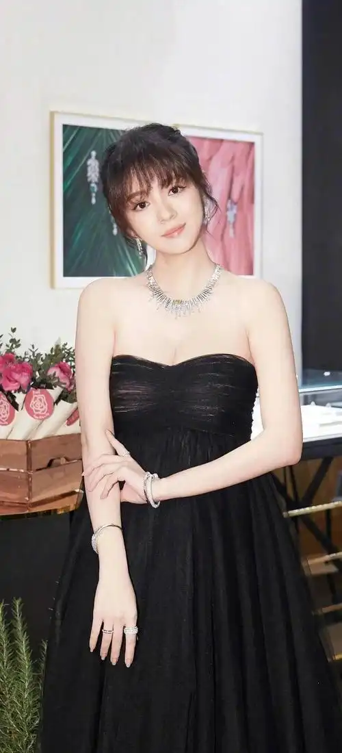 安以轩惊艳写真图集_网易订阅