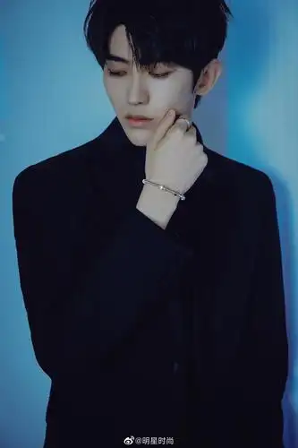 蔡徐坤最新造型,他身穿缎面黑西装,绅士矜贵