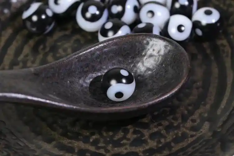 一级白 ,细度过灯的料子和细墨玉巧妙的榫卯在一起形成太极的图案