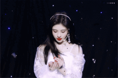 郑爽鞠婧祎争着化冰雪公主妆要从玻璃糖纸高光说起