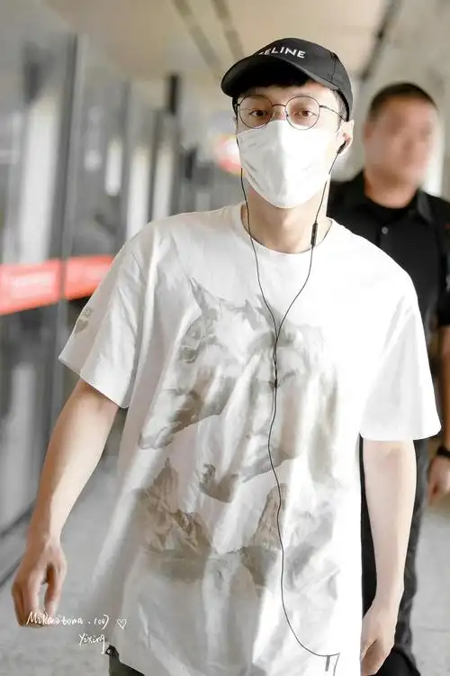 张艺兴到达敦煌路透96,白t搭配帽子眼镜,时尚休闲……|张艺兴|敦煌