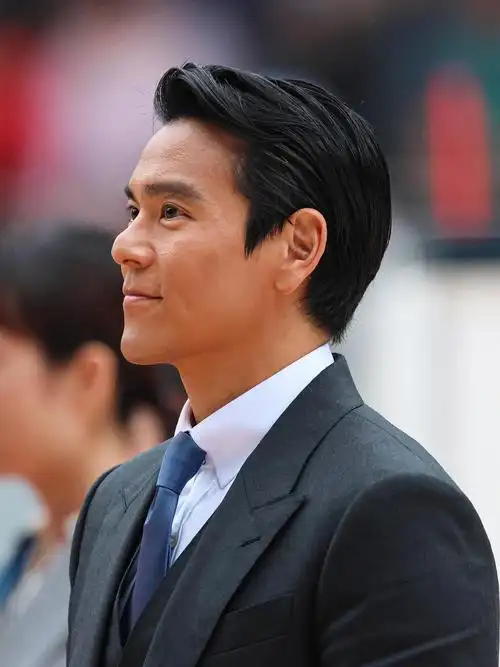 这是彭于晏?手指还是那么骨节分明,但这脸是咋了?幸福肥? 林家栋?