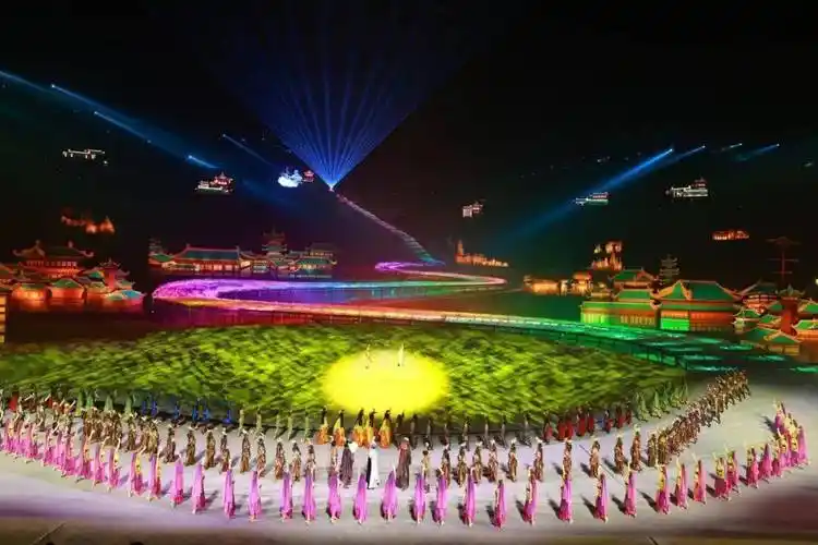 大型山水实景剧《丝路神灯》在大英丝路奇幻城首演_演出_观众_表演