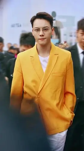 陈伟霆戴金丝眼镜清新帅气