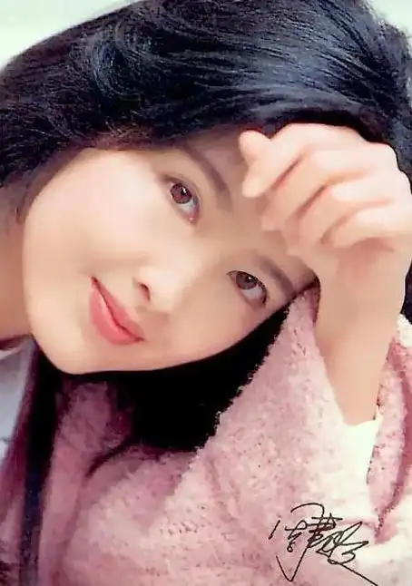 因为在90年代,周慧敏的名字家喻户晓,是娱乐圈中的顶尖球员之一.