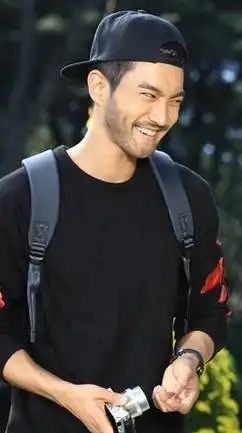 然而最近……颜值奇高的崔始源突然变成了胡子大叔……出道后的崔始源