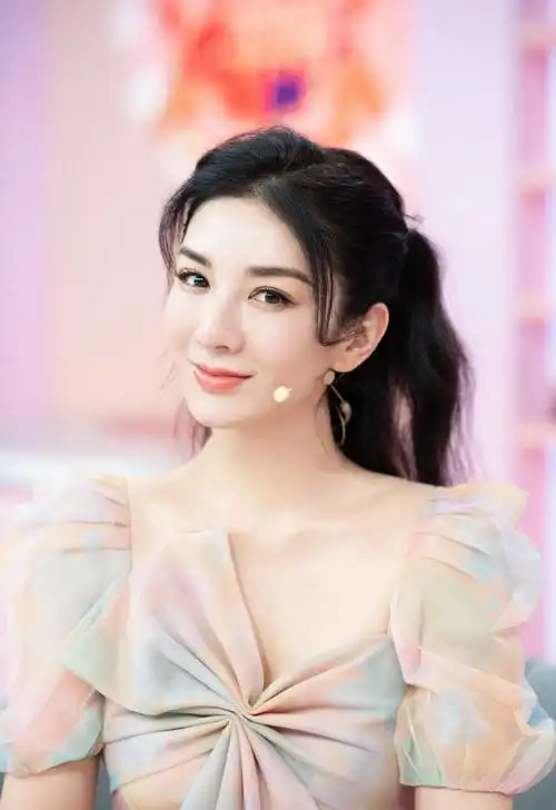 黄奕蝴蝶结彩裙性感写真图片