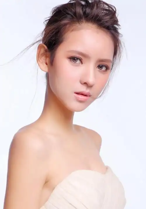 王思聪前女友坐轮椅现身,母亲相随细心照料,却意外成关注焦点