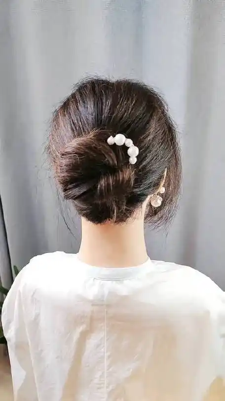 头发不太长的丸子头这样扎,显发量多气质好#丸子头#999款经典发型的