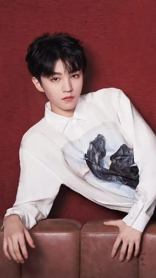 王俊凯牛仔套装机场路透