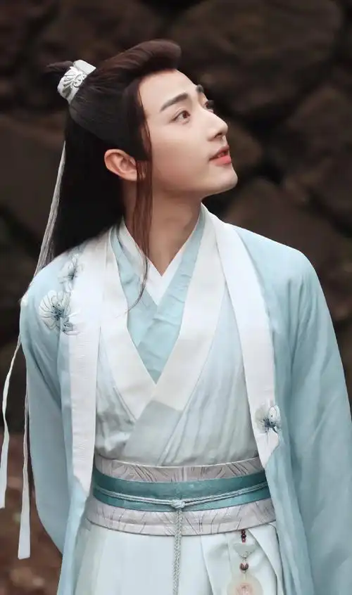 夜燕白杀青#恭喜《夜燕白》杀青,@-刘昱晗-古装也太好看了吧.