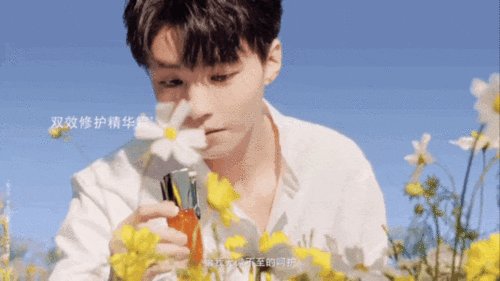 王俊凯微博分享法国娇兰广告大片和代言人一起随时恢复元气状态时刻