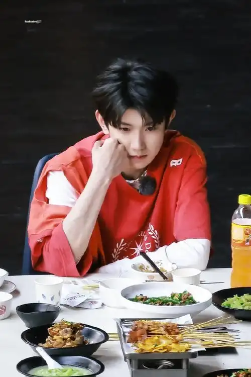 王源超话#王源城市捉迷藏##美年达代言人王源#最佳代言人小嘴巴疯狂