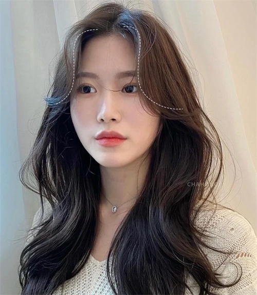 以两侧自然,漂亮的弧度来遮盖两侧额角至太阳穴,并延伸到头发弯下的