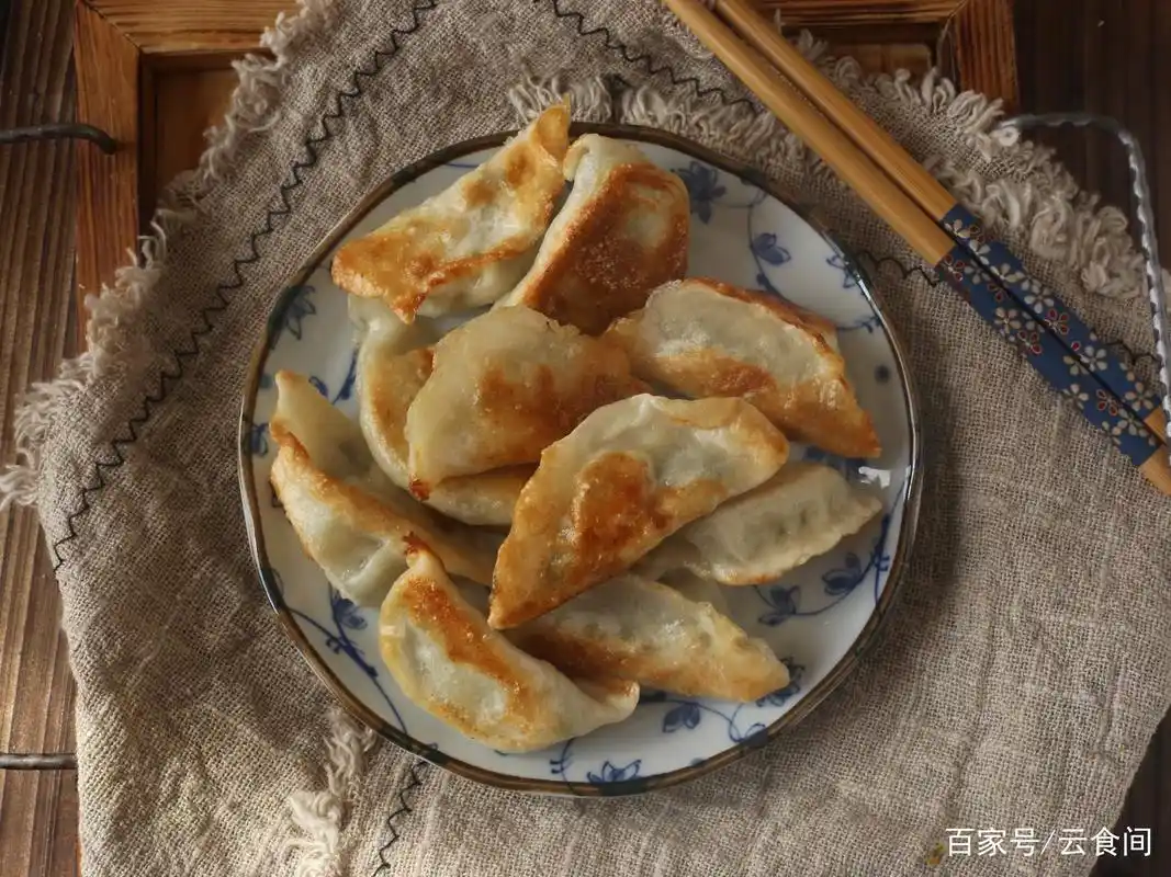 煎饺子,用热油还是凉油,很多人第一步就做错了,正确做法告诉你