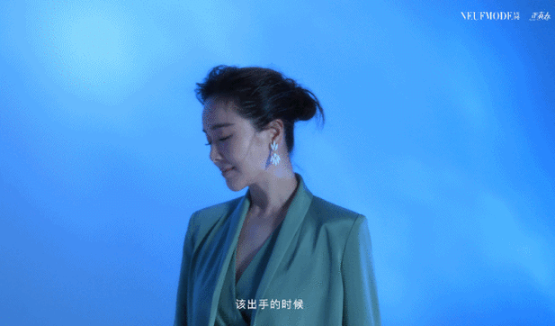 正青春释出左小青角色大片水元素让画面充满了跃动感