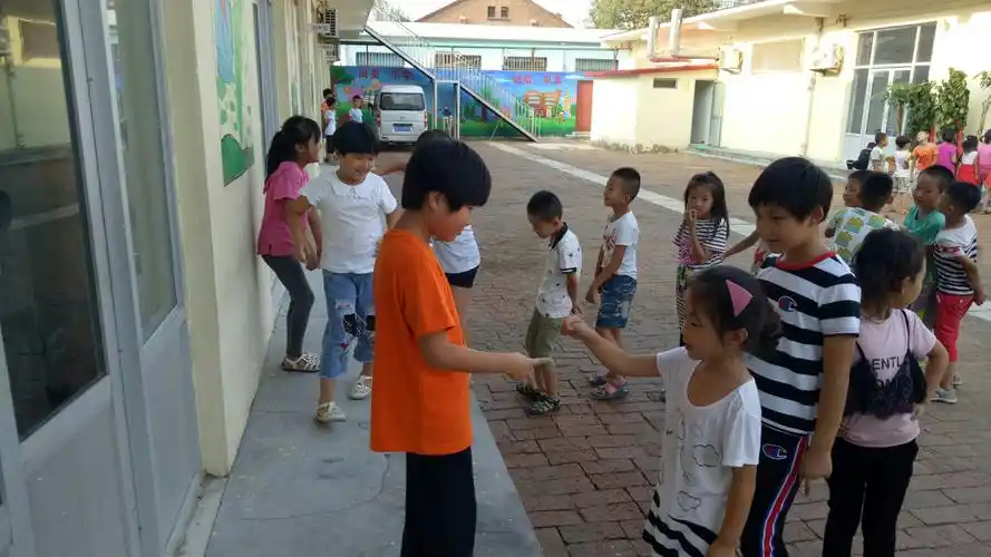 下课后,我和同学们玩游戏可开心了!