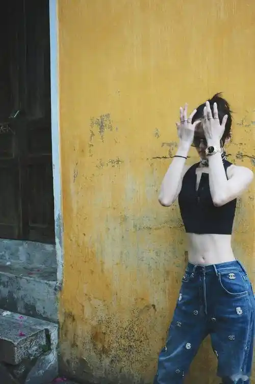 张韶涵最新度假照,黑色背心 牛仔裤,腹肌 背部肌肉线条太绝了_姐姐