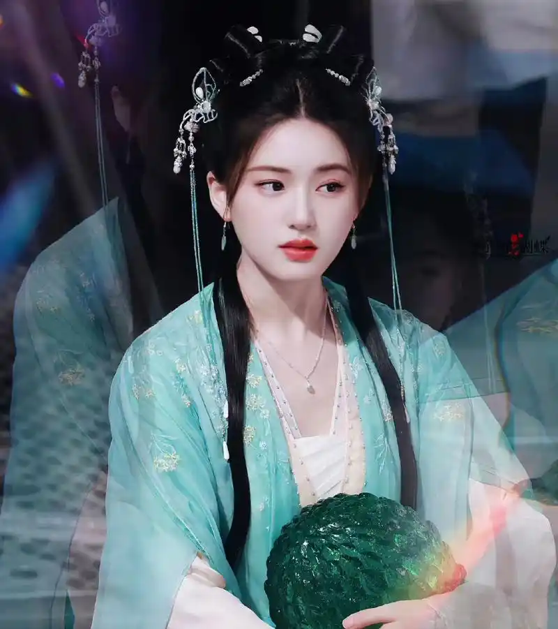 赵露思参演的电视剧《神隐》路透来了!