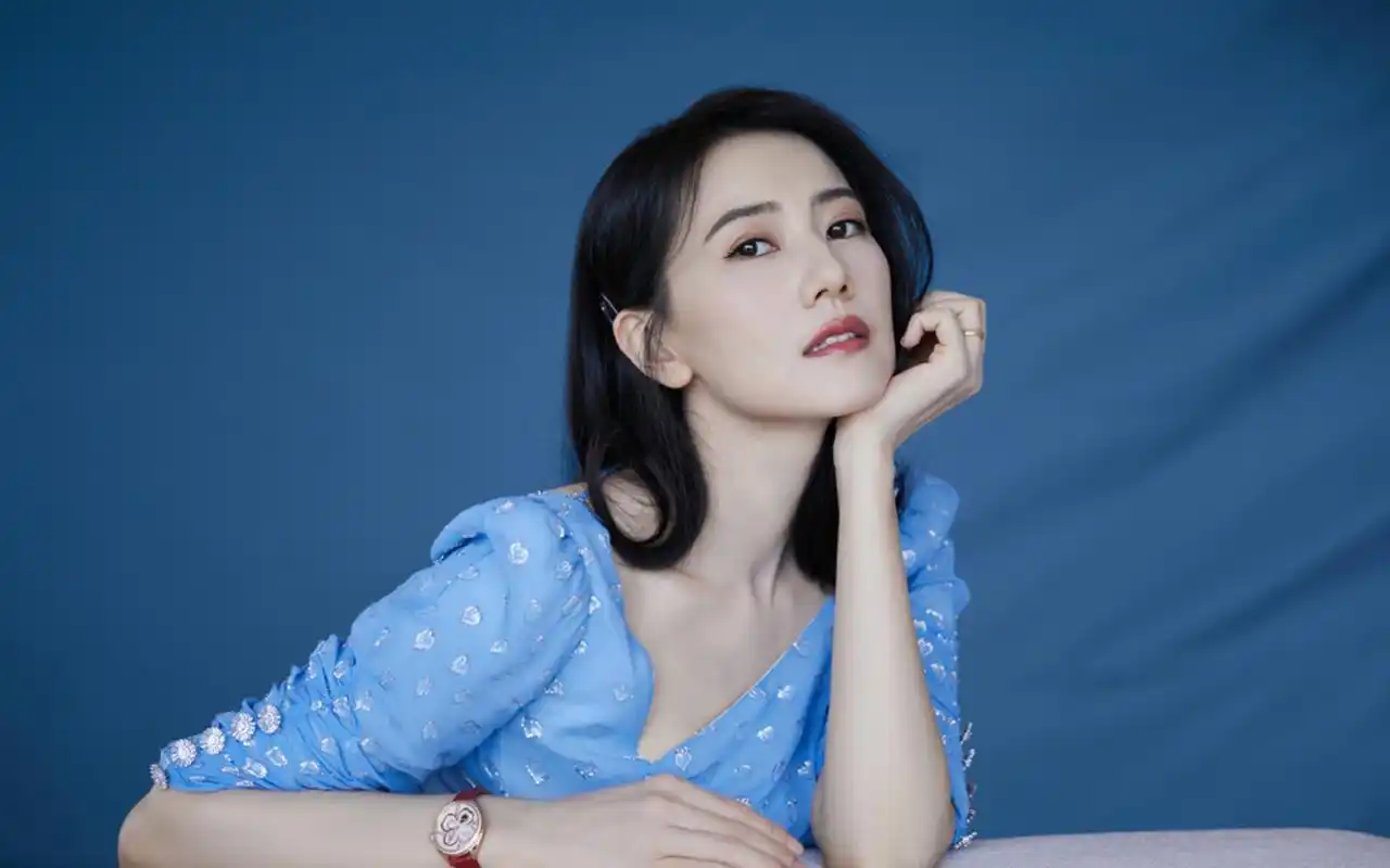 高圆圆蓝色长裙优雅写真桌面壁纸_大陆明星_壁纸下载_美桌网