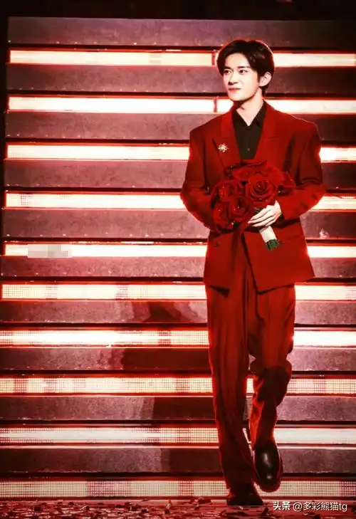 23岁易烊千玺精心亮相,身穿复古红色西装闪耀登场,被粉丝喊老公
