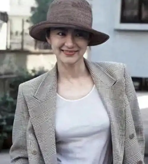 被69岁林青霞的打扮惊艳了!发烫卷,衣搭套穿,优雅迷人有气质