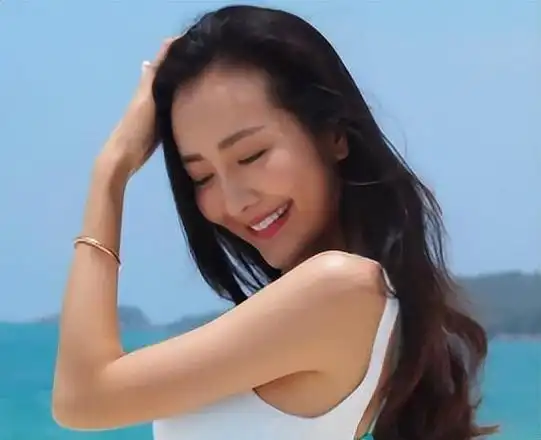 王鸥早年照片曝光,青涩模样令人艳羡,坐在"猩猩"怀中毫不胆怯|娱乐圈