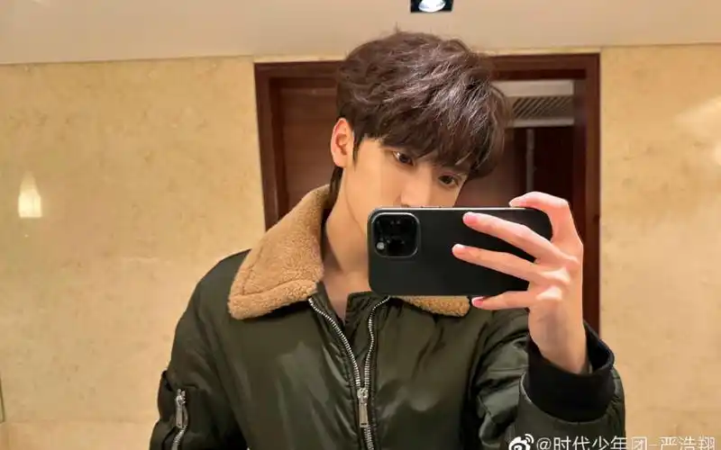 严浩翔|欢迎收看严浩翔对镜自拍成长之旅7963090977