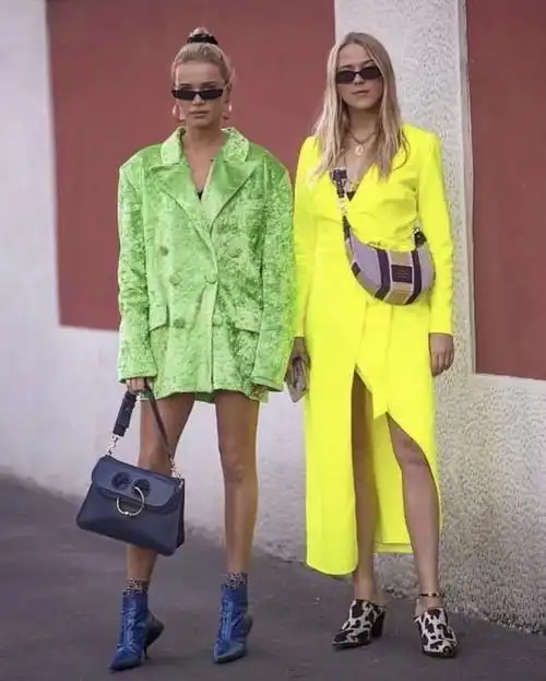 但是吧,荧光黄比荧光绿更难驾驭,好像肤白,貌美,大长腿不可缺一吧.