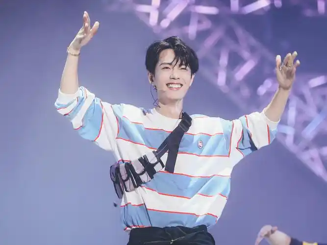 肖战和蔡徐坤同穿条纹上衣不是年轻就能赢