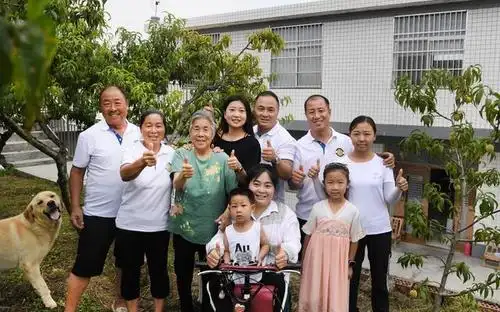 李增义(左一)一家10口的全家福(6月19日摄).