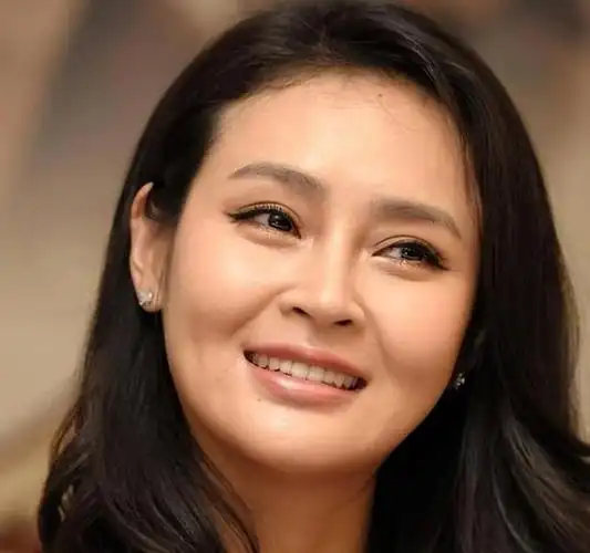 演员于明加:嫁相亲认识的老公,结婚后不用她下厨,被宠成公主