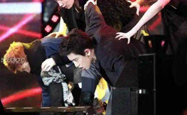 他当了四年练习生,出道在传奇天团,更是sm公司公认的顶级门面_朴灿烈