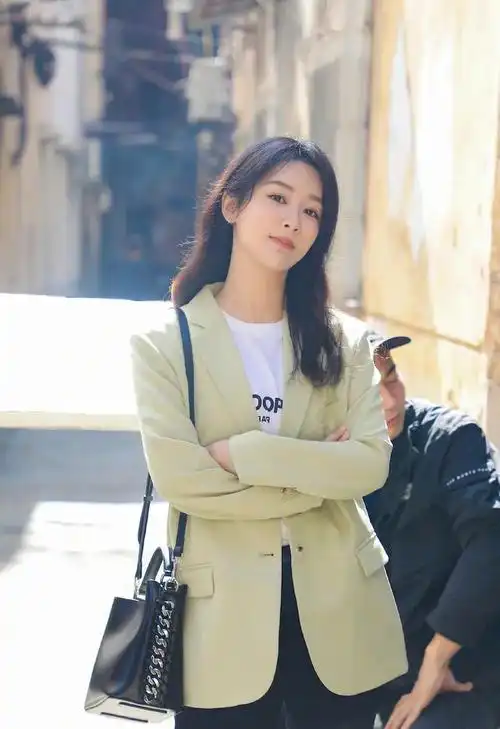 31岁杨紫和41岁贾玲同框老天赏饭吃与科班毕业的演技差距太明显