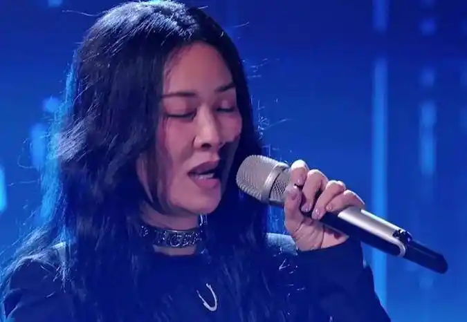 把那英拍了进去,那英看到后,没有用语言阻止,也没有让助理去交涉一下