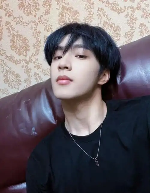 刘耀文戴鸭舌帽##刘耀文全黑造型好酷