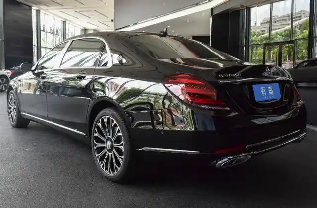 奔驰品牌旗下的迈巴赫s级450 4matic,售价145.88万起