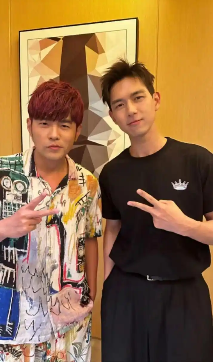 恭喜李现追星成功,和周杰伦合影,竟然都用剪刀手.