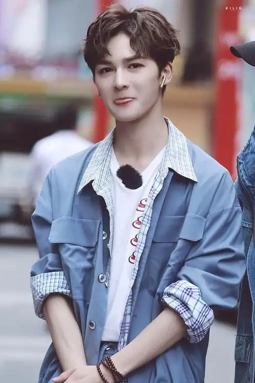 朱正廷台湾 今日份的新鲜廷帅气营业～一身海蓝色look 小卷毛的西门