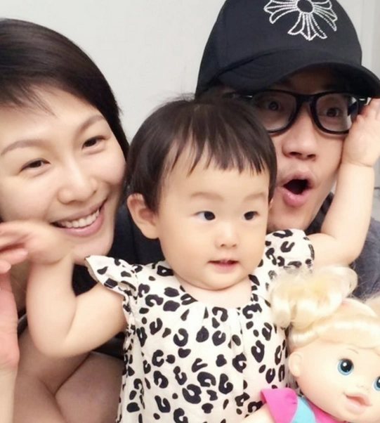 金志文一家生活近照,妻子金兰国际范十足啊!