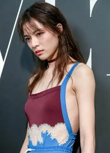 钟楚曦旧照爆出,皮肤黝黑认不出,曾是李现前女友为出名分手?_照片