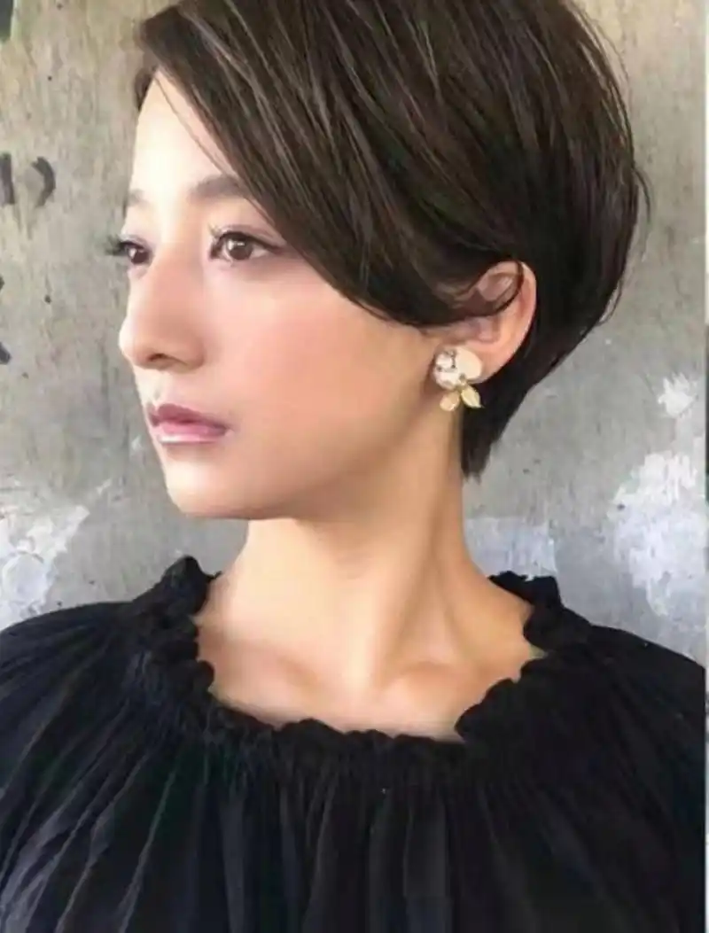 发布的一篇"40岁的发型设计"的笔记,希望再推荐一些漂亮的短发造型