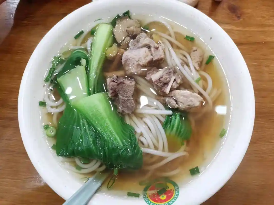 今日美食分享:排骨汤面(粉)